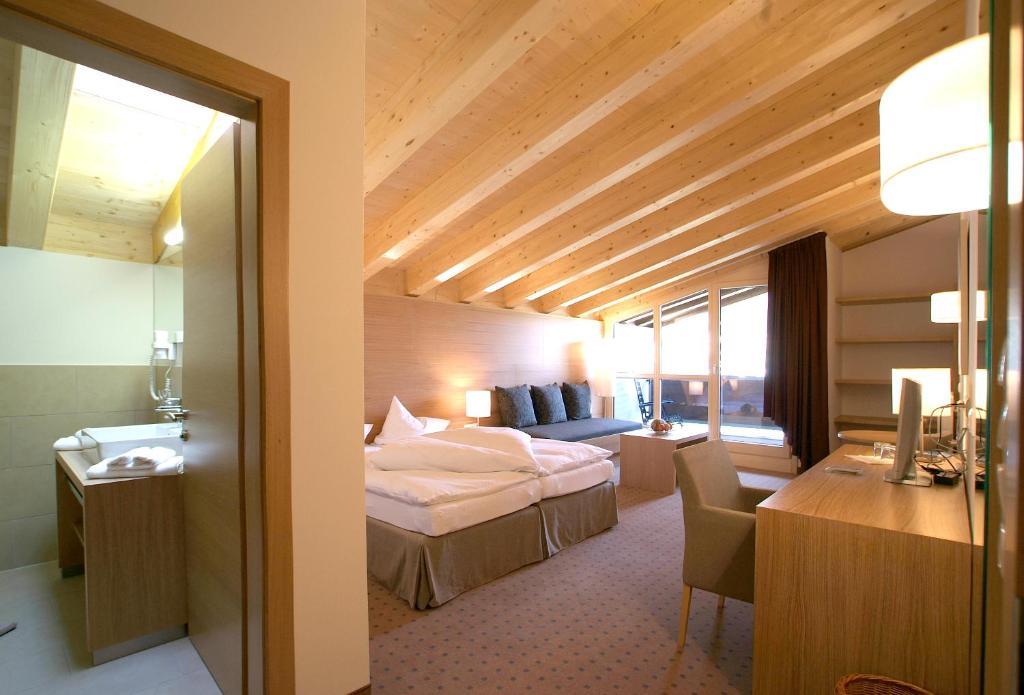 Quality Hosts Arlberg - Hotel Goldenes Kreuz B&B Sankt Anton am Arlberg Room photo