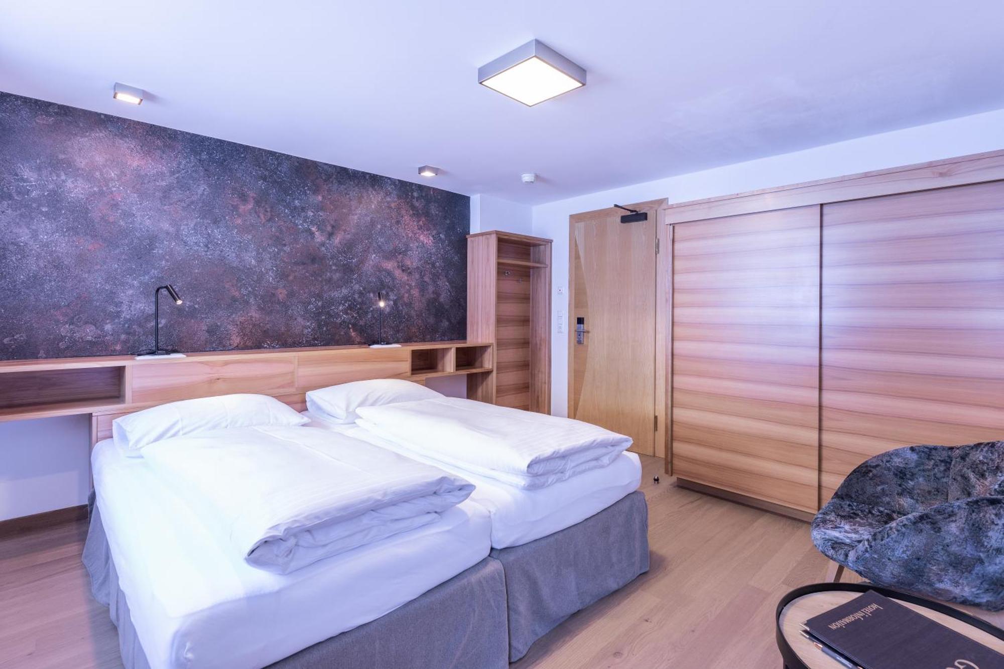 Quality Hosts Arlberg - Hotel Goldenes Kreuz B&B Sankt Anton am Arlberg Exterior photo