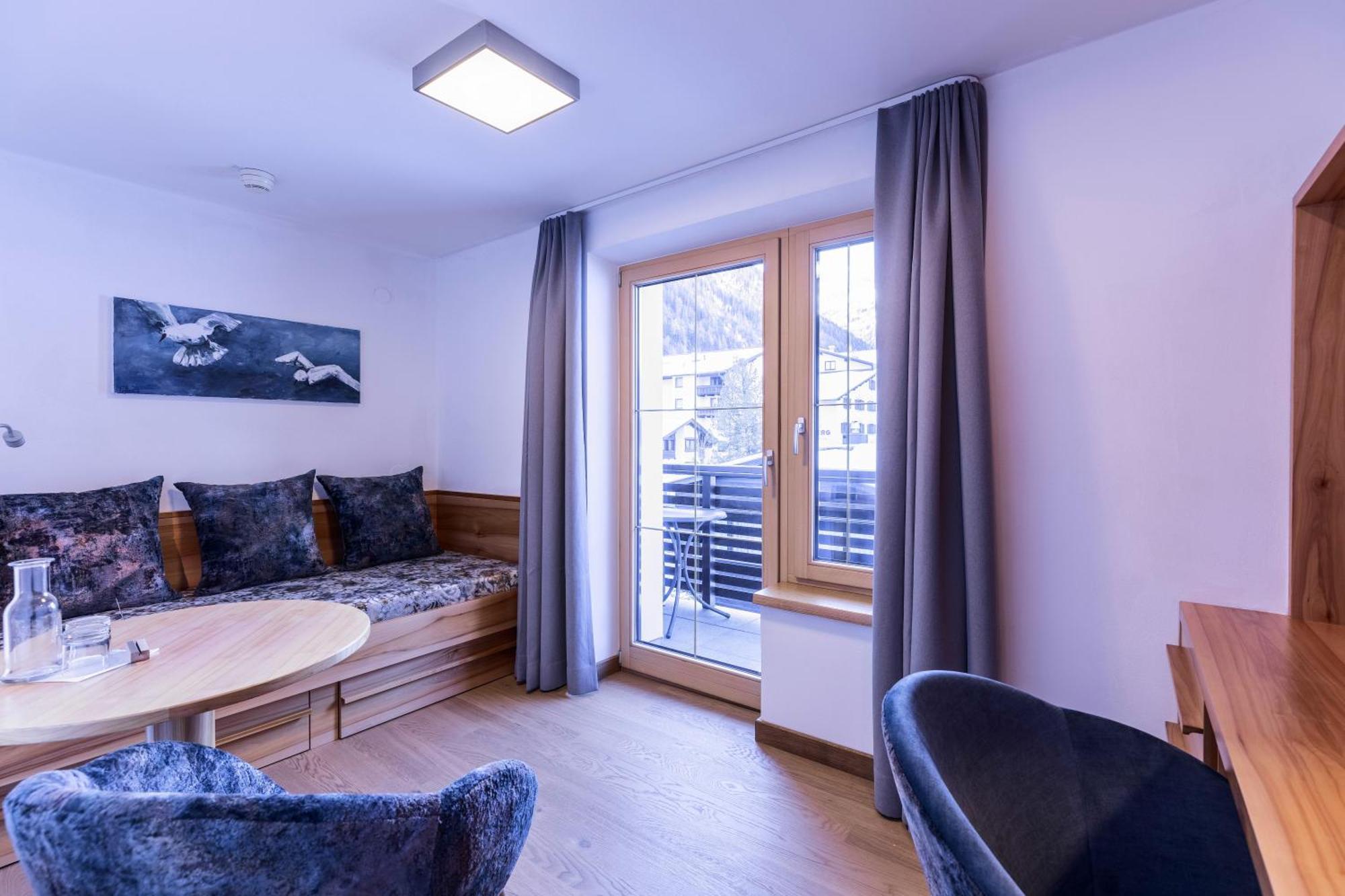 Quality Hosts Arlberg - Hotel Goldenes Kreuz B&B Sankt Anton am Arlberg Exterior photo