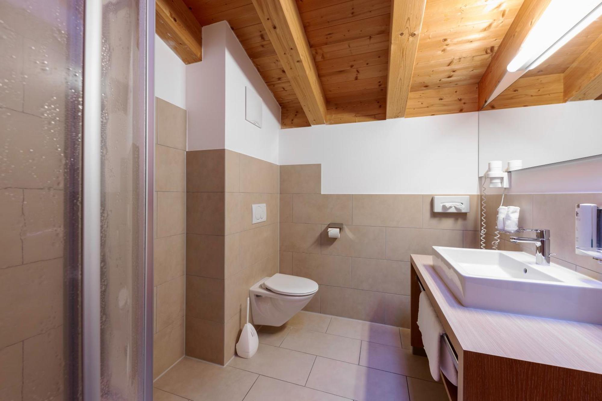 Quality Hosts Arlberg - Hotel Goldenes Kreuz B&B Sankt Anton am Arlberg Exterior photo