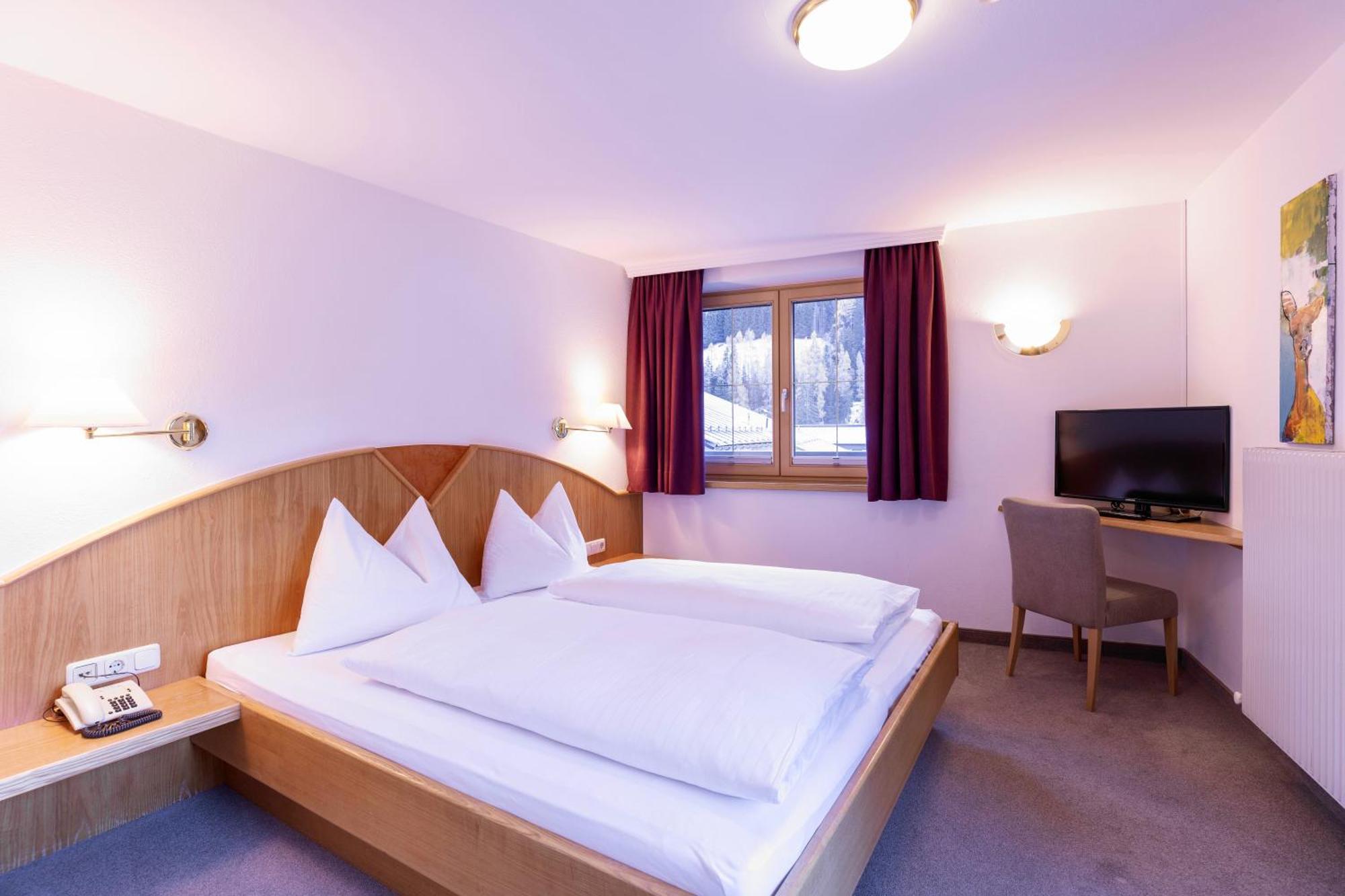 Quality Hosts Arlberg - Hotel Goldenes Kreuz B&B Sankt Anton am Arlberg Exterior photo