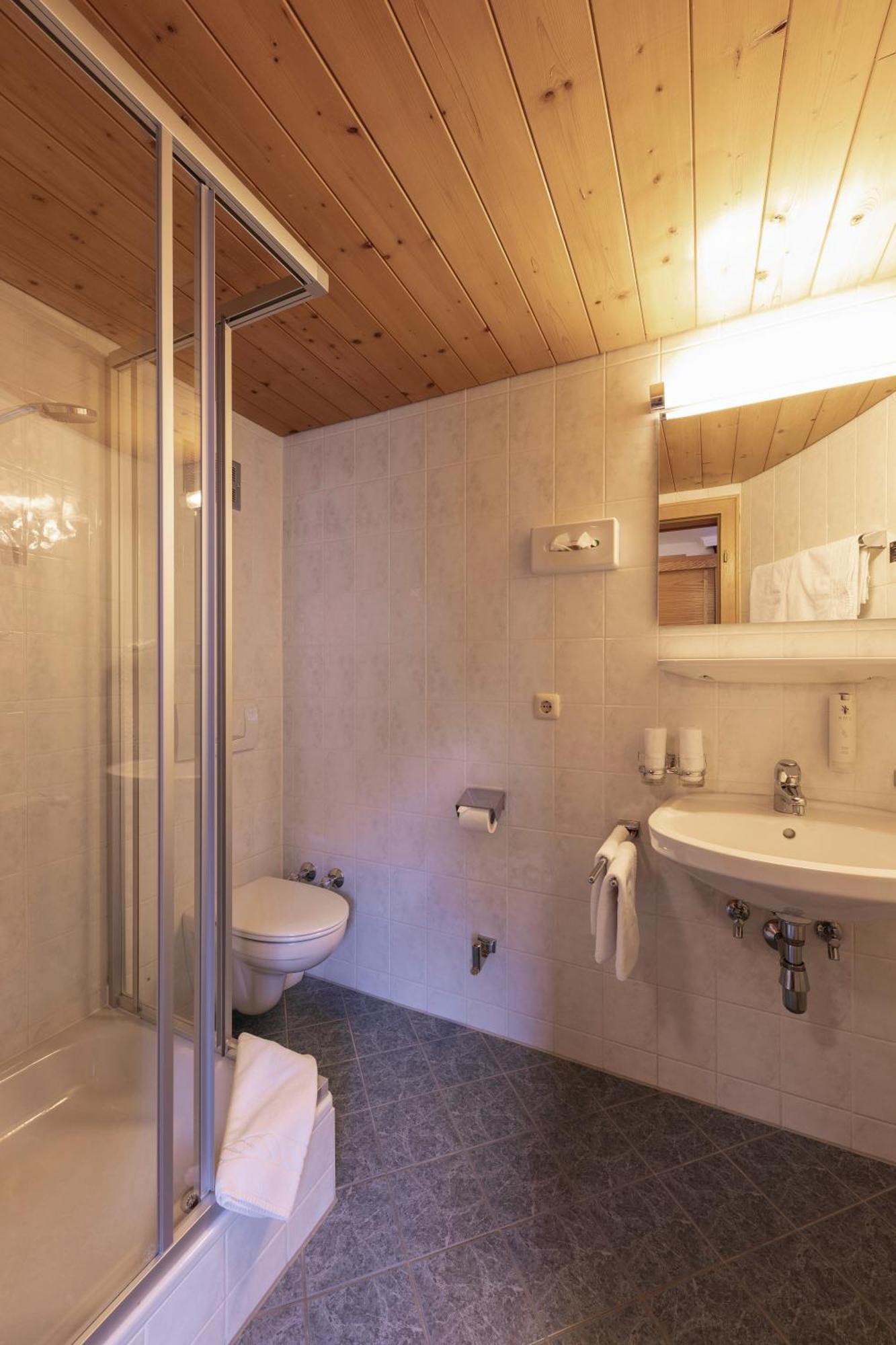 Quality Hosts Arlberg - Hotel Goldenes Kreuz B&B Sankt Anton am Arlberg Exterior photo