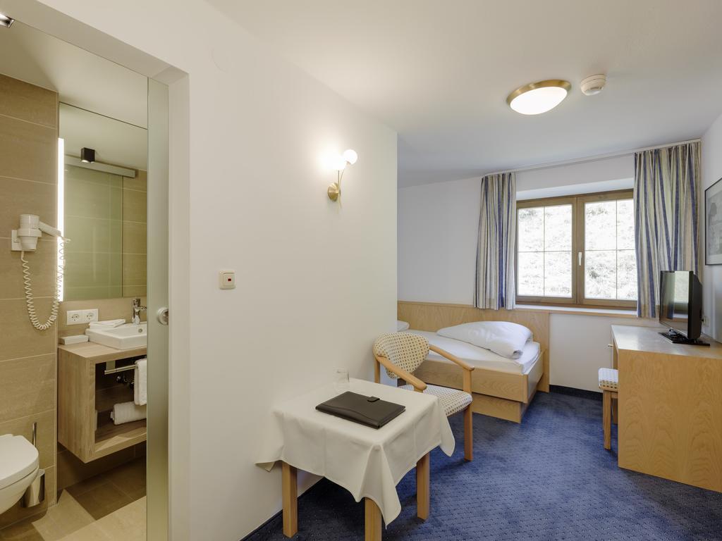 Quality Hosts Arlberg - Hotel Goldenes Kreuz B&B Sankt Anton am Arlberg Room photo